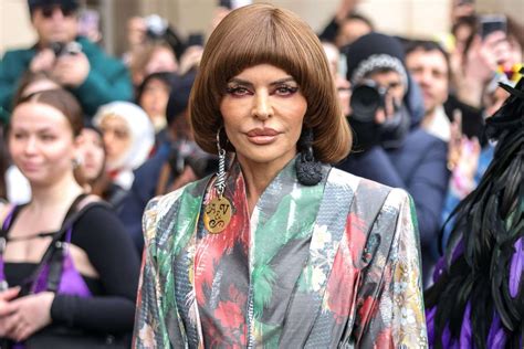 Lisa Rinna Wears Bowl Cut at Paris Fashion Week and Fans。